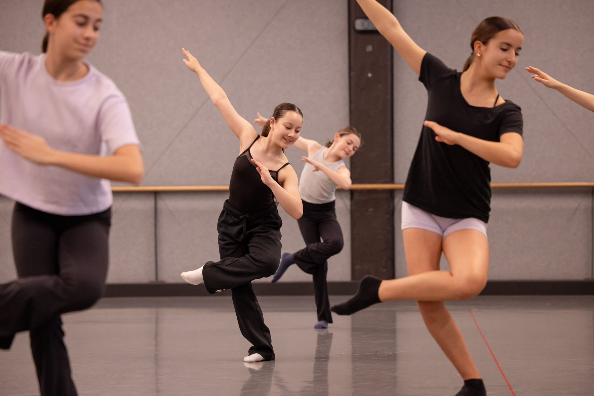 Junior-Youth-Ensemble_Sydney-Dance-Company_credit_Daniel-Boud_078